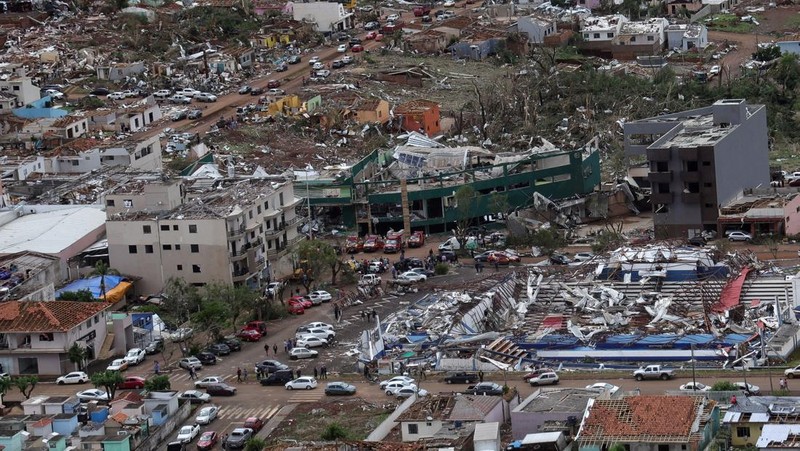 Angin Tornado menerjang sejumlah wilayah di kota Rio Bonito do Iguacu, negara bagian Parana, Brasil selatan, pada Jumat, 7 November. (via REUTERS/Parana State Government)