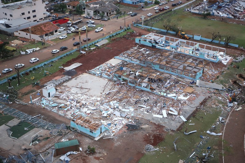 Angin Tornado menerjang sejumlah wilayah di kota Rio Bonito do Iguacu, negara bagian Parana, Brasil selatan, pada Jumat, 7 November. (via REUTERS/Parana State Government)