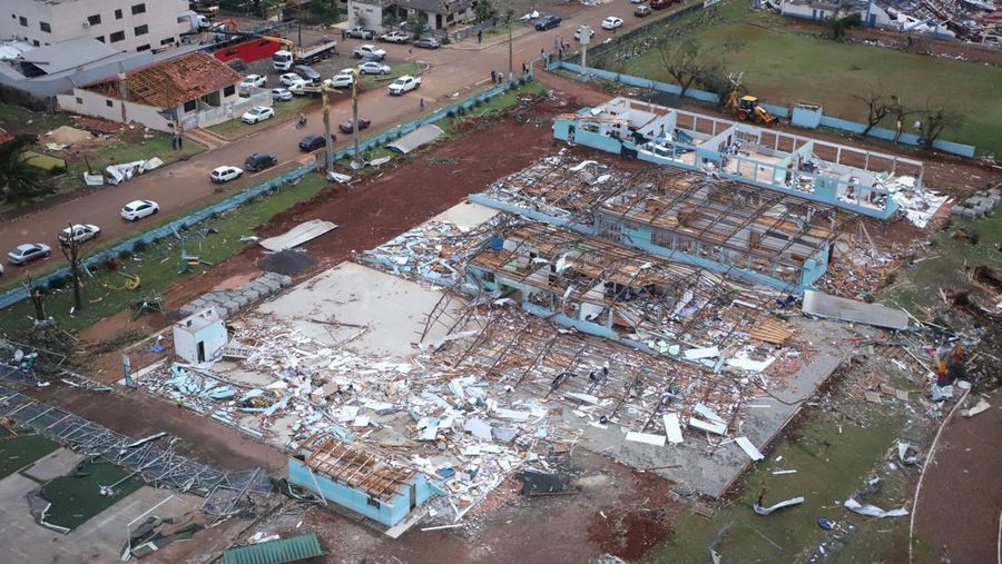 Angin Tornado menerjang sejumlah wilayah di kota Rio Bonito do Iguacu, negara bagian Parana, Brasil selatan, pada Jumat, 7 November. (via REUTERS/Parana State Government)
