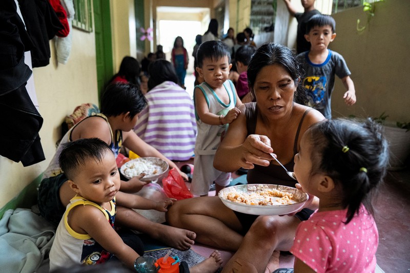 Filipina mengevakuasi lebih dari 100.000 penduduk di wilayah timur dan utaranya karena topan Fung-wong yang menguat menjadi topan super semakin mendekat, Minggu (9/11/2025). (REUTERS/Lisa Marie David)