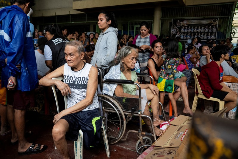 Filipina mengevakuasi lebih dari 100.000 penduduk di wilayah timur dan utaranya karena topan Fung-wong yang menguat menjadi topan super semakin mendekat, Minggu (9/11/2025). (REUTERS/Lisa Marie David)