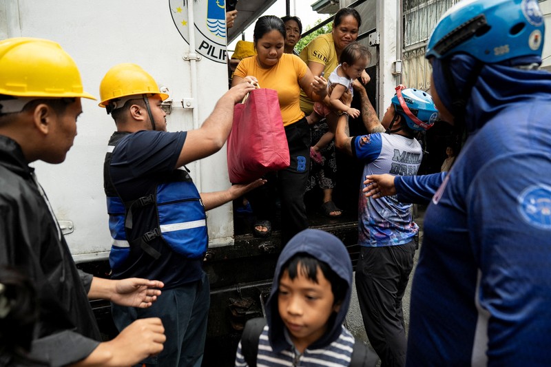 Filipina mengevakuasi lebih dari 100.000 penduduk di wilayah timur dan utaranya karena topan Fung-wong yang menguat menjadi topan super semakin mendekat, Minggu (9/11/2025). (REUTERS/Lisa Marie David)