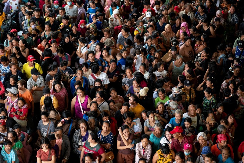 Filipina mengevakuasi lebih dari 100.000 penduduk di wilayah timur dan utaranya karena topan Fung-wong yang menguat menjadi topan super semakin mendekat, Minggu (9/11/2025). (REUTERS/Lisa Marie David)