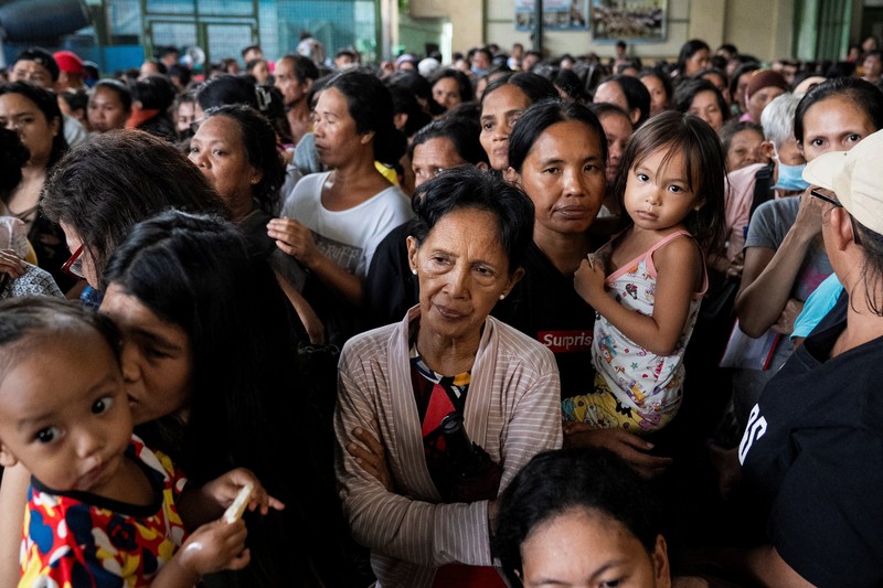 Filipina mengevakuasi lebih dari 100.000 penduduk di wilayah timur dan utaranya karena topan Fung-wong yang menguat menjadi topan super semakin mendekat, Minggu (9/11/2025). (REUTERS/Lisa Marie David)