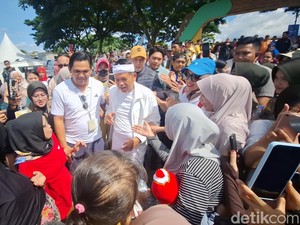 Antusiasme Emak-emak Sambut KDM di West Java Festival 2025
