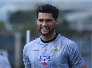 Frans Putros Hengkang, Kontrak Julio Cesar Diperpanjang