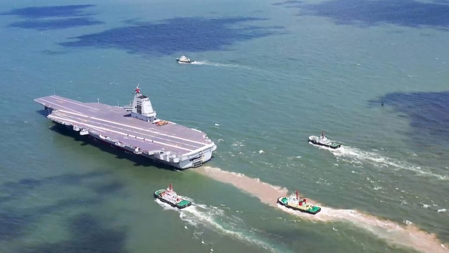 Kapal induk ketiga Tiongkok, Fujian, sedang melakukan uji coba laut di lokasi yang tidak diketahui. Kapal induk ketiga Tiongkok mulai beroperasi setelah upacara serah terima kepada Angkatan Laut pekan ini, (7/11/2025). (AFP/HANDOUT)