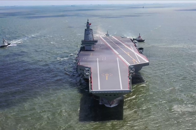 Kapal induk ketiga Tiongkok, Fujian, sedang melakukan uji coba laut di lokasi yang tidak diketahui. Kapal induk ketiga Tiongkok mulai beroperasi setelah upacara serah terima kepada Angkatan Laut pekan ini, (7/11/2025). (AFP/HANDOUT)