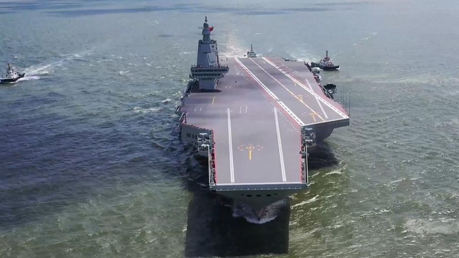 Kapal induk ketiga Tiongkok, Fujian, sedang melakukan uji coba laut di lokasi yang tidak diketahui. Kapal induk ketiga Tiongkok mulai beroperasi setelah upacara serah terima kepada Angkatan Laut pekan ini, (7/11/2025). (AFP/HANDOUT)