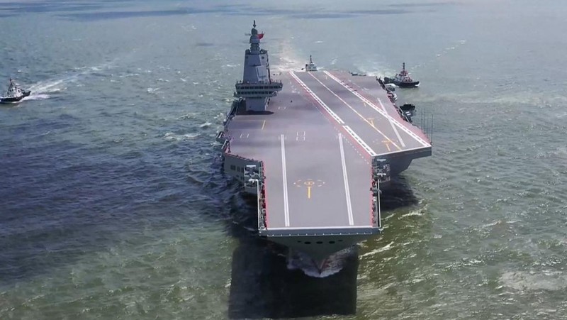 Kapal induk ketiga Tiongkok, Fujian, sedang melakukan uji coba laut di lokasi yang tidak diketahui. Kapal induk ketiga Tiongkok mulai beroperasi setelah upacara serah terima kepada Angkatan Laut pekan ini, (7/11/2025). (AFP/HANDOUT)