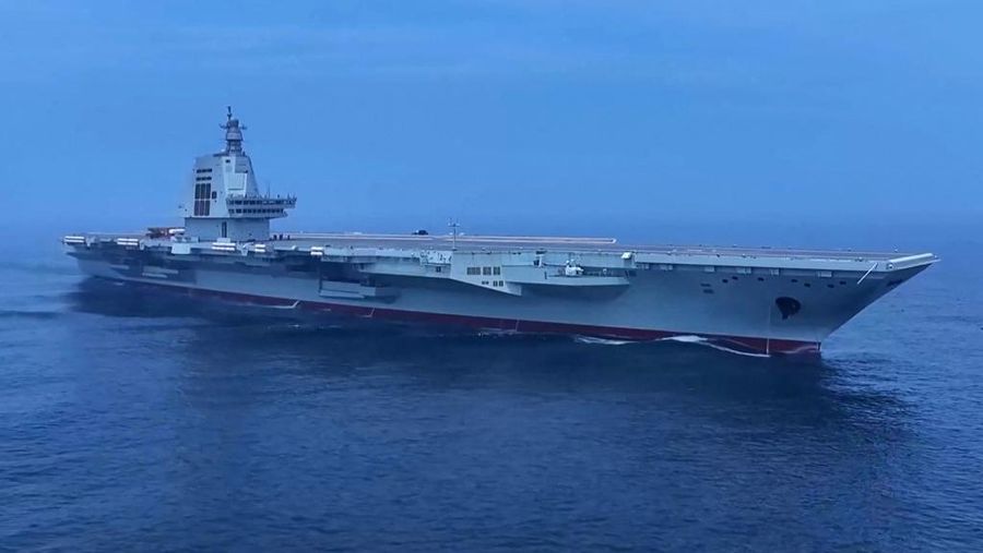 Kapal induk ketiga Tiongkok, Fujian, sedang melakukan uji coba laut di lokasi yang tidak diketahui. Kapal induk ketiga Tiongkok mulai beroperasi setelah upacara serah terima kepada Angkatan Laut pekan ini, (7/11/2025). (AFP/HANDOUT)