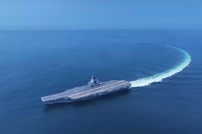 Kapal induk ketiga Tiongkok, Fujian, sedang melakukan uji coba laut di lokasi yang tidak diketahui. Kapal induk ketiga Tiongkok mulai beroperasi setelah upacara serah terima kepada Angkatan Laut pekan ini, (7/11/2025). (AFP/HANDOUT)