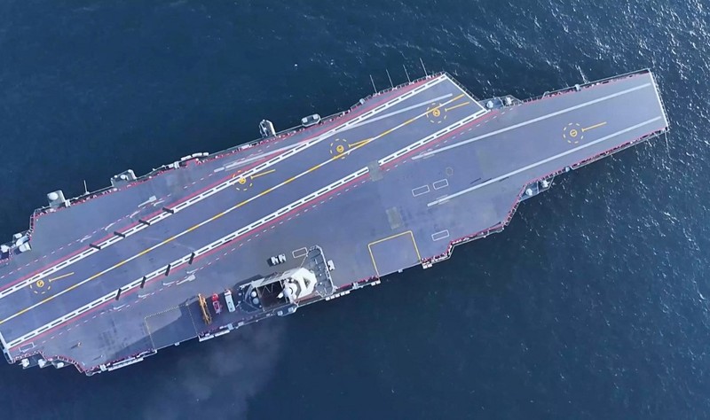 Kapal induk ketiga Tiongkok, Fujian, sedang melakukan uji coba laut di lokasi yang tidak diketahui. Kapal induk ketiga Tiongkok mulai beroperasi setelah upacara serah terima kepada Angkatan Laut pekan ini, (7/11/2025). (AFP/HANDOUT)