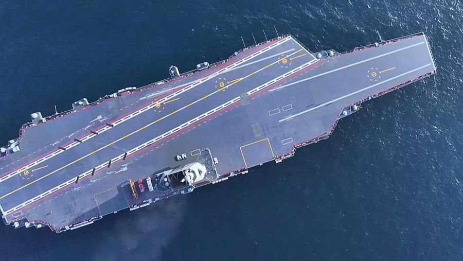 Kapal induk ketiga Tiongkok, Fujian, sedang melakukan uji coba laut di lokasi yang tidak diketahui. Kapal induk ketiga Tiongkok mulai beroperasi setelah upacara serah terima kepada Angkatan Laut pekan ini, (7/11/2025). (AFP/HANDOUT)