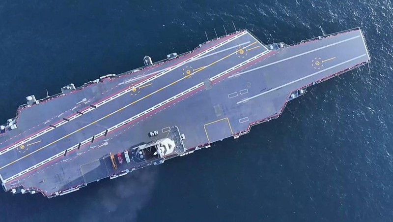 Kapal induk ketiga Tiongkok, Fujian, sedang melakukan uji coba laut di lokasi yang tidak diketahui. Kapal induk ketiga Tiongkok mulai beroperasi setelah upacara serah terima kepada Angkatan Laut pekan ini, (7/11/2025). (AFP/HANDOUT)