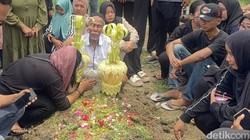 Air Mata Ibu Antarkan Reno Korban Kwitang ke Peristirahatan Terakhir
