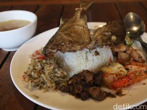 Tes Kriuk Ikan Baronang Goreng Khas Pesisir di Warung Ajik Sanur