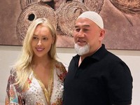 Tak Sadar Nikahi Sultan Malaysia, Penyanyi AS Menyesal dan Minta Cerai