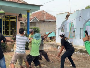 Polisi Pasuruan Gotong Royong Bersama Pemuda Renovasi Musala