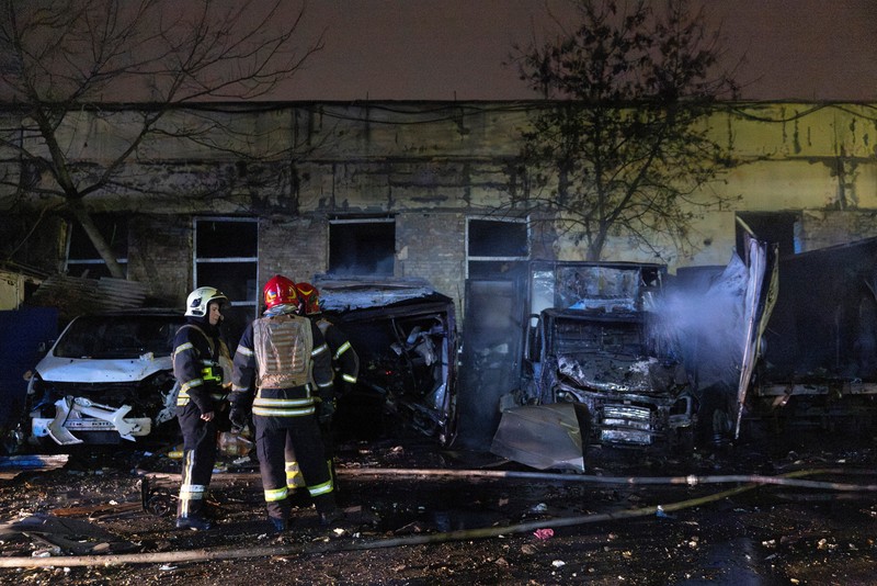 Serangan Rusia menghantam infrastruktur energi Ukraina, menewaskan satu orang dan memicu pemadaman listrik di sejumlah wilayah, kata otoritas Kyiv pada Sabtu, 8 November 2025. (REUTERS/Gleb Garanich)