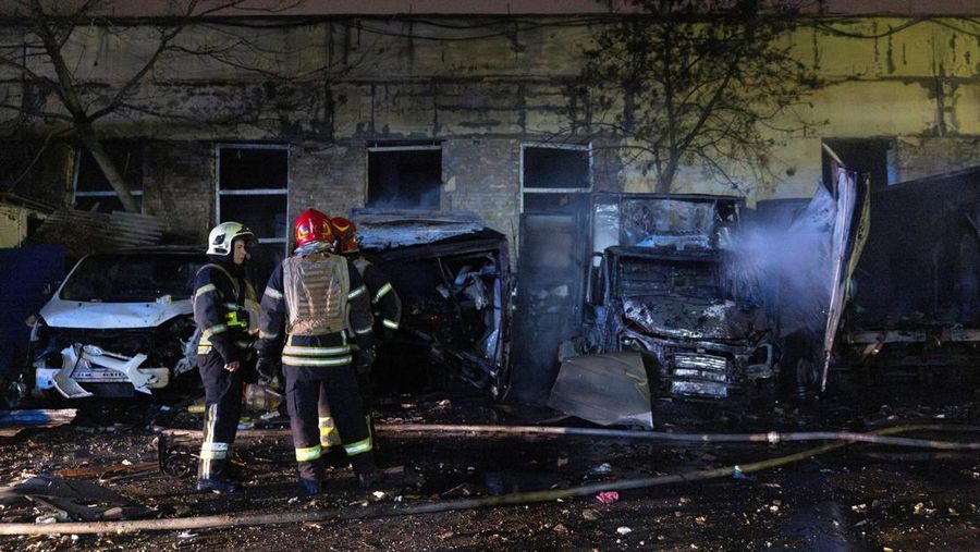 Serangan Rusia menghantam infrastruktur energi Ukraina, menewaskan satu orang dan memicu pemadaman listrik di sejumlah wilayah, kata otoritas Kyiv pada Sabtu, 8 November 2025. (REUTERS/Gleb Garanich)