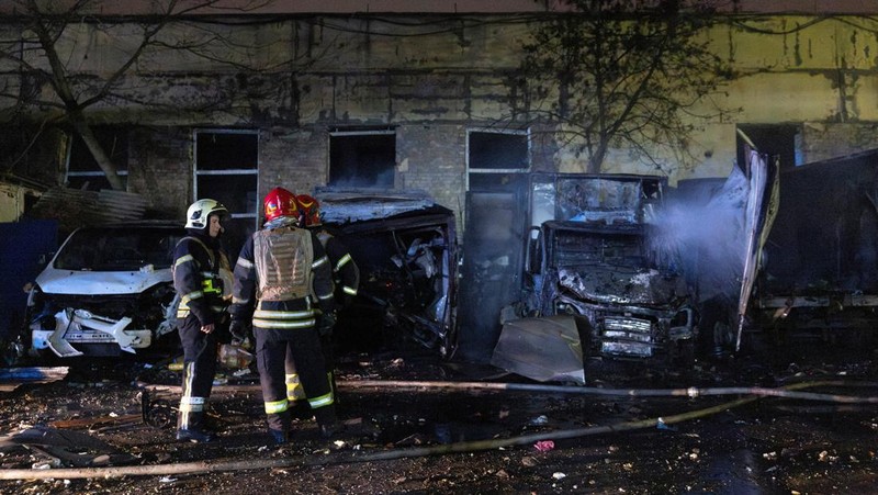 Serangan Rusia menghantam infrastruktur energi Ukraina, menewaskan satu orang dan memicu pemadaman listrik di sejumlah wilayah, kata otoritas Kyiv pada Sabtu, 8 November 2025. (REUTERS/Gleb Garanich)