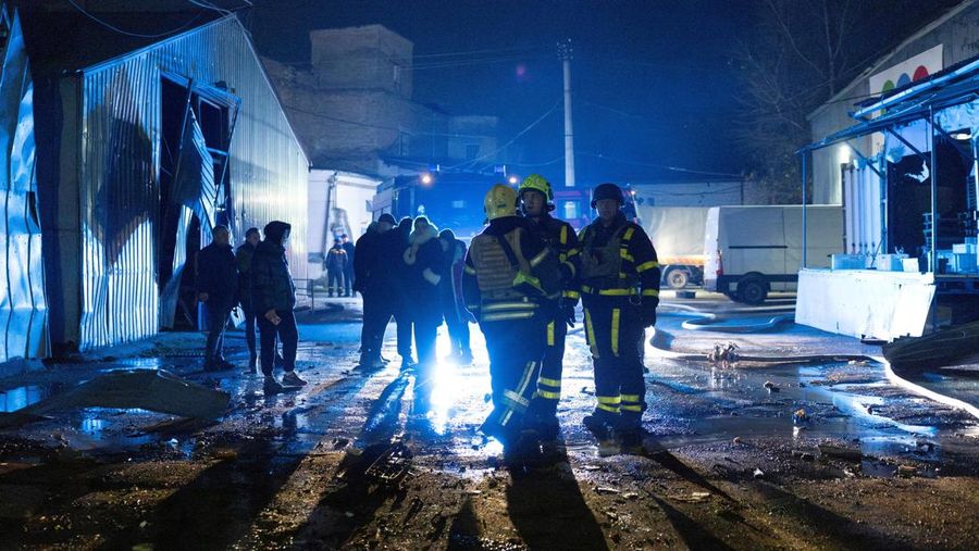 Serangan Rusia menghantam infrastruktur energi Ukraina, menewaskan satu orang dan memicu pemadaman listrik di sejumlah wilayah, kata otoritas Kyiv pada Sabtu, 8 November 2025. (REUTERS/Gleb Garanich)