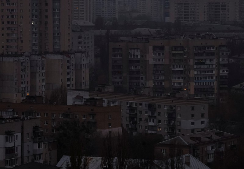 Serangan Rusia menghantam infrastruktur energi Ukraina, menewaskan satu orang dan memicu pemadaman listrik di sejumlah wilayah, kata otoritas Kyiv pada Sabtu, 8 November 2025. (REUTERS/Gleb Garanich)
