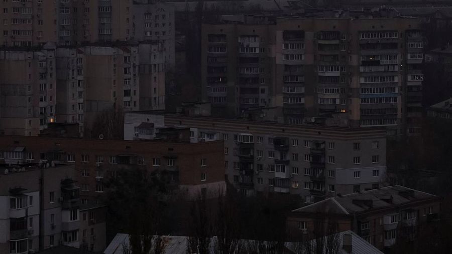 Serangan Rusia menghantam infrastruktur energi Ukraina, menewaskan satu orang dan memicu pemadaman listrik di sejumlah wilayah, kata otoritas Kyiv pada Sabtu, 8 November 2025. (REUTERS/Gleb Garanich)