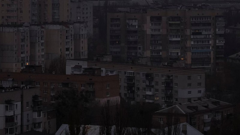 Serangan Rusia menghantam infrastruktur energi Ukraina, menewaskan satu orang dan memicu pemadaman listrik di sejumlah wilayah, kata otoritas Kyiv pada Sabtu, 8 November 2025. (REUTERS/Gleb Garanich)
