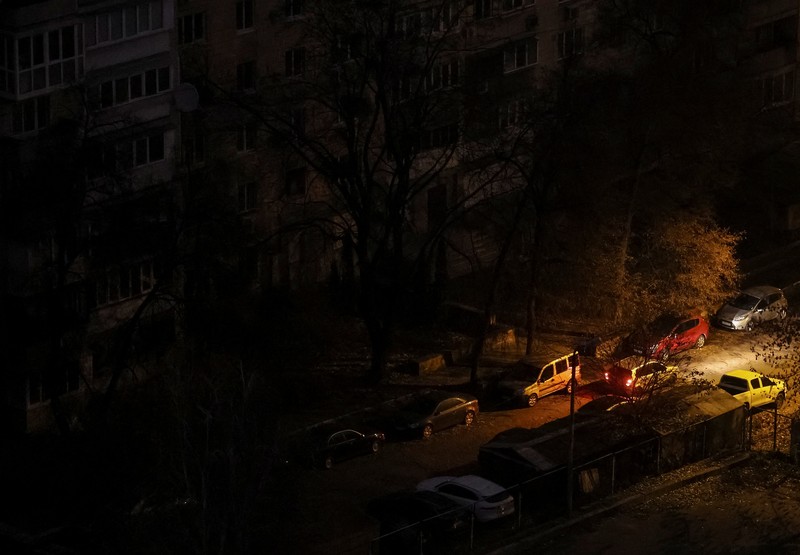 Serangan Rusia menghantam infrastruktur energi Ukraina, menewaskan satu orang dan memicu pemadaman listrik di sejumlah wilayah, kata otoritas Kyiv pada Sabtu, 8 November 2025. (REUTERS/Gleb Garanich)