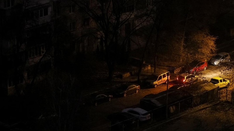Serangan Rusia menghantam infrastruktur energi Ukraina, menewaskan satu orang dan memicu pemadaman listrik di sejumlah wilayah, kata otoritas Kyiv pada Sabtu, 8 November 2025. (REUTERS/Gleb Garanich)