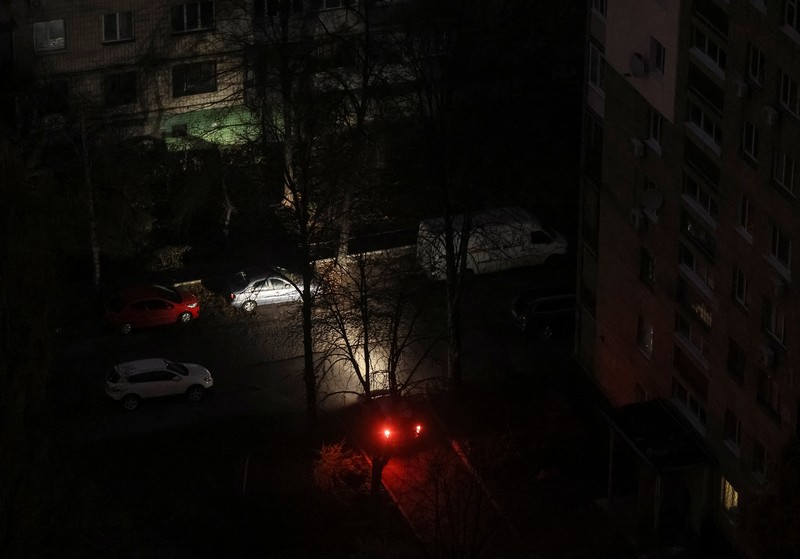 Serangan Rusia menghantam infrastruktur energi Ukraina, menewaskan satu orang dan memicu pemadaman listrik di sejumlah wilayah, kata otoritas Kyiv pada Sabtu, 8 November 2025. (REUTERS/Gleb Garanich)