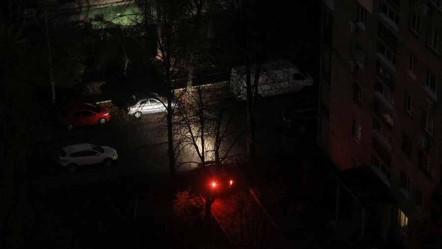Serangan Rusia menghantam infrastruktur energi Ukraina, menewaskan satu orang dan memicu pemadaman listrik di sejumlah wilayah, kata otoritas Kyiv pada Sabtu, 8 November 2025. (REUTERS/Gleb Garanich)