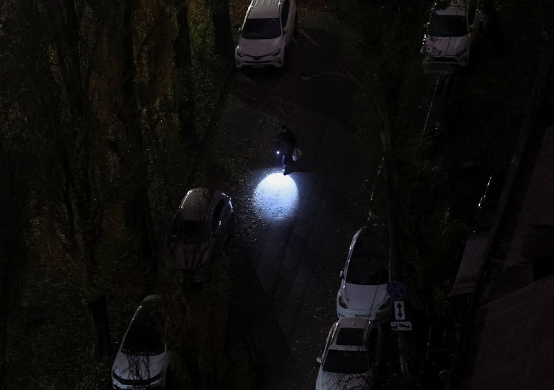 Serangan Rusia menghantam infrastruktur energi Ukraina, menewaskan satu orang dan memicu pemadaman listrik di sejumlah wilayah, kata otoritas Kyiv pada Sabtu, 8 November 2025. (REUTERS/Gleb Garanich)