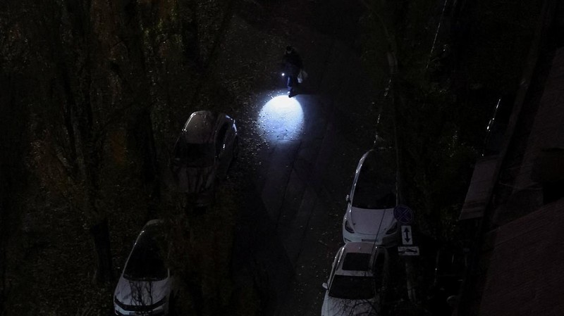 Serangan Rusia menghantam infrastruktur energi Ukraina, menewaskan satu orang dan memicu pemadaman listrik di sejumlah wilayah, kata otoritas Kyiv pada Sabtu, 8 November 2025. (REUTERS/Gleb Garanich)