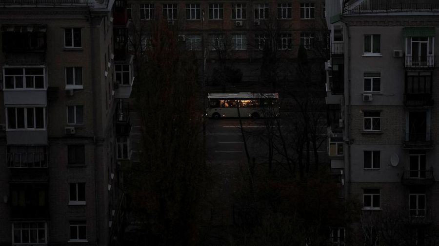 Serangan Rusia menghantam infrastruktur energi Ukraina, menewaskan satu orang dan memicu pemadaman listrik di sejumlah wilayah, kata otoritas Kyiv pada Sabtu, 8 November 2025. (REUTERS/Gleb Garanich)