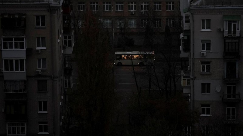 Serangan Rusia menghantam infrastruktur energi Ukraina, menewaskan satu orang dan memicu pemadaman listrik di sejumlah wilayah, kata otoritas Kyiv pada Sabtu, 8 November 2025. (REUTERS/Gleb Garanich)