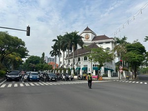 Detik-detik Surabaya Jadi Hening, Pengendara Hormat untuk Pahlawan