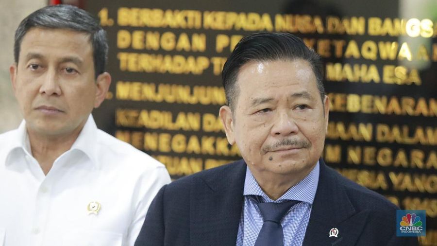 Ketua merangkap anggota Komisi Percepatan Reformasi Polri Jimly Asshiddiqie (tengah) bersama anggota (kiri ke kanan) Ahmad Dofiri, Otto Hasibuan, Listyo Sigit Prabowo, Idham Aziz, Mahfud MD dan Badrodin Haiti memberikan keterangan pers usai menggelar rapat perdana komisi percepatan Reformasi Polri di Mabes Polri, Jakarta, Senin (10/11/2025). (CNBC Indonesia/Muhammad Sabki)
