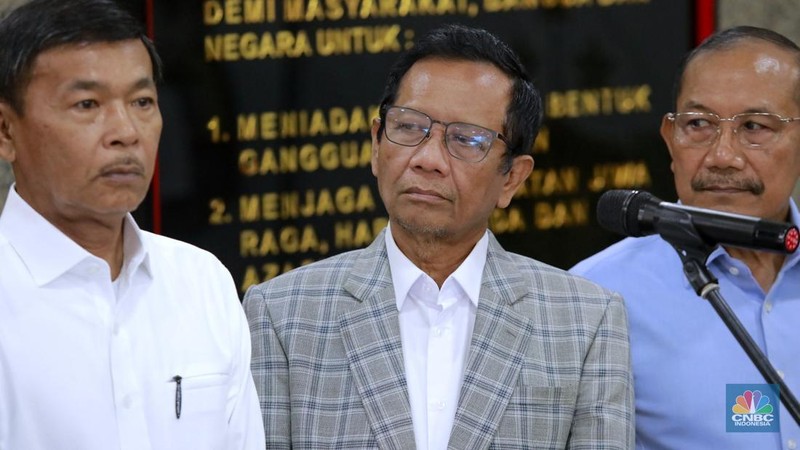 Ketua merangkap anggota Komisi Percepatan Reformasi Polri Jimly Asshiddiqie (tengah) bersama anggota (kiri ke kanan) Ahmad Dofiri, Otto Hasibuan, Listyo Sigit Prabowo, Idham Aziz, Mahfud MD dan Badrodin Haiti memberikan keterangan pers usai menggelar rapat perdana komisi percepatan Reformasi Polri di Mabes Polri, Jakarta, Senin (10/11/2025). (CNBC Indonesia/Muhammad Sabki)