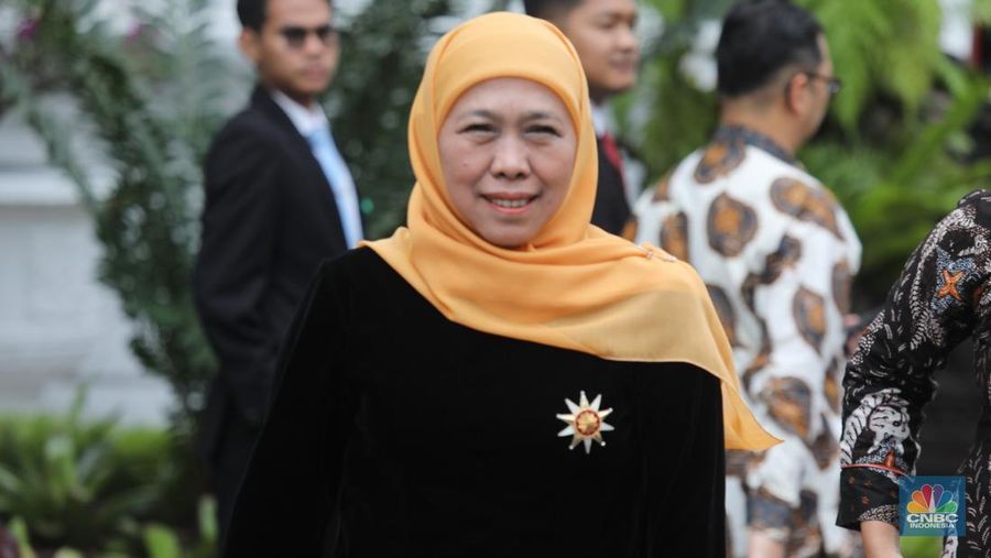 Gubernur Jawa Timur Khofifah Indar Parawansa di Istana Negara Jakarta, Senin (10/11/2025). (CNBC Indonesia/Tri Susilo)