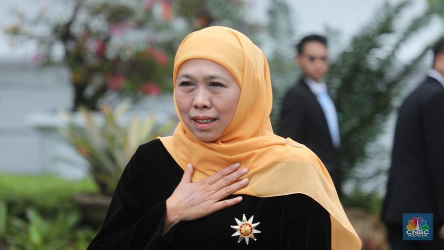 Gubernur Jawa Timur Khofifah Indar Parawansa di Istana Negara Jakarta, Senin (10/11/2025). (CNBC Indonesia/Tri Susilo)