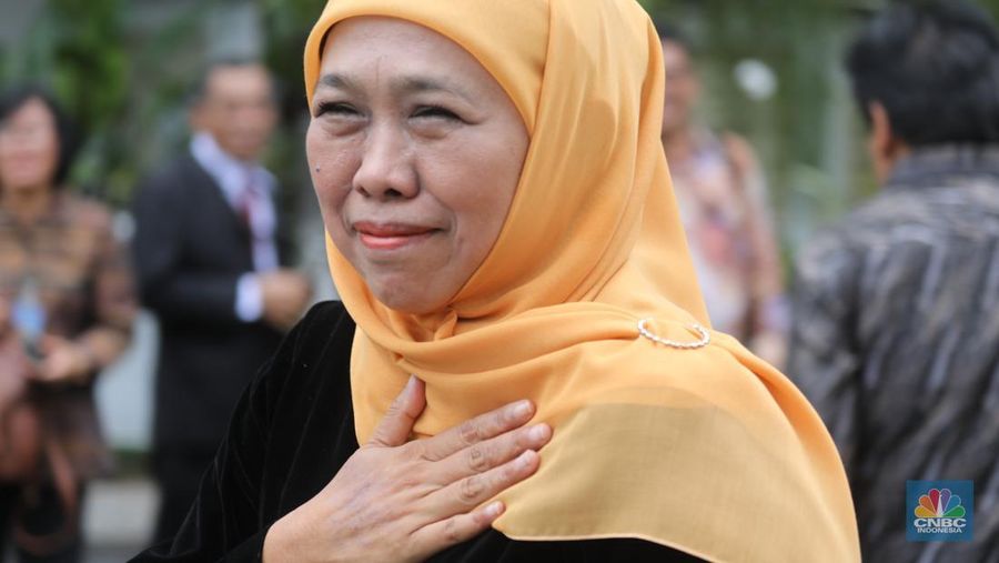 Gubernur Jawa Timur Khofifah Indar Parawansa di Istana Negara Jakarta, Senin (10/11/2025). (CNBC Indonesia/Tri Susilo)