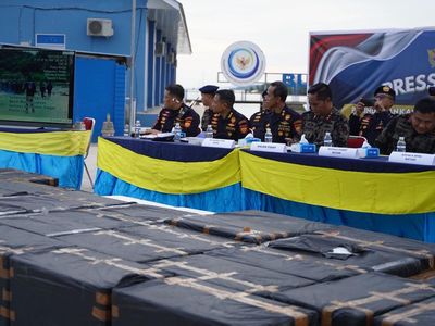 Kejar-kejaran! Bea Cukai Hadang Kapal Cepat Bawa Benih Lobster Ilegal