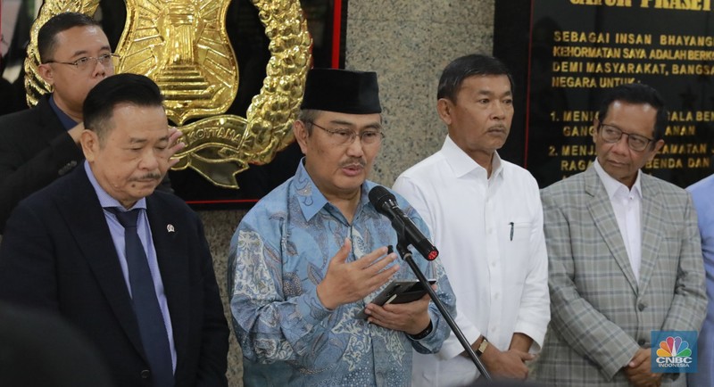 Ketua merangkap anggota Komisi Percepatan Reformasi Polri Jimly Asshiddiqie (tengah) bersama anggota (kiri ke kanan) Ahmad Dofiri, Otto Hasibuan, Listyo Sigit Prabowo, Idham Aziz, Mahfud MD dan Badrodin Haiti memberikan keterangan pers usai menggelar rapat perdana komisi percepatan Reformasi Polri di Mabes Polri, Jakarta, Senin (10/11/2025). (CNBC Indonesia/Muhammad Sabki)