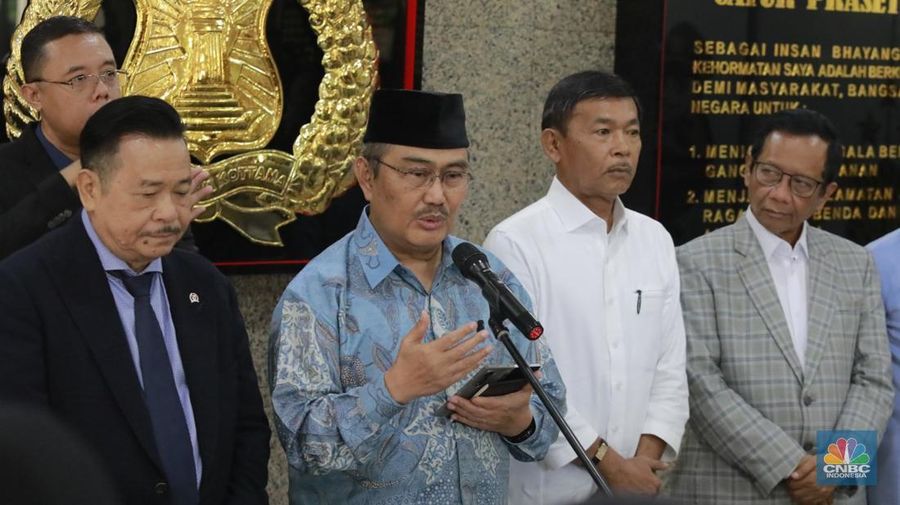 Ketua merangkap anggota Komisi Percepatan Reformasi Polri Jimly Asshiddiqie (tengah) bersama anggota (kiri ke kanan) Ahmad Dofiri, Otto Hasibuan, Listyo Sigit Prabowo, Idham Aziz, Mahfud MD dan Badrodin Haiti memberikan keterangan pers usai menggelar rapat perdana komisi percepatan Reformasi Polri di Mabes Polri, Jakarta, Senin (10/11/2025). (CNBC Indonesia/Muhammad Sabki)