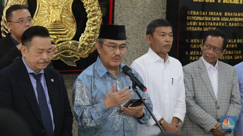 Ketua merangkap anggota Komisi Percepatan Reformasi Polri Jimly Asshiddiqie (tengah) bersama anggota (kiri ke kanan) Ahmad Dofiri, Otto Hasibuan, Listyo Sigit Prabowo, Idham Aziz, Mahfud MD dan Badrodin Haiti memberikan keterangan pers usai menggelar rapat perdana komisi percepatan Reformasi Polri di Mabes Polri, Jakarta, Senin (10/11/2025). (CNBC Indonesia/Muhammad Sabki)