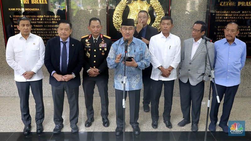 Ketua merangkap anggota Komisi Percepatan Reformasi Polri Jimly Asshiddiqie (tengah) bersama anggota (kiri ke kanan) Ahmad Dofiri, Otto Hasibuan, Listyo Sigit Prabowo, Idham Aziz, Mahfud MD dan Badrodin Haiti memberikan keterangan pers usai menggelar rapat perdana komisi percepatan Reformasi Polri di Mabes Polri, Jakarta, Senin (10/11/2025). (CNBC Indonesia/Muhammad Sabki)