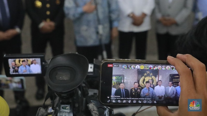 Ketua merangkap anggota Komisi Percepatan Reformasi Polri Jimly Asshiddiqie (tengah) bersama anggota (kiri ke kanan) Ahmad Dofiri, Otto Hasibuan, Listyo Sigit Prabowo, Idham Aziz, Mahfud MD dan Badrodin Haiti memberikan keterangan pers usai menggelar rapat perdana komisi percepatan Reformasi Polri di Mabes Polri, Jakarta, Senin (10/11/2025). (CNBC Indonesia/Muhammad Sabki)